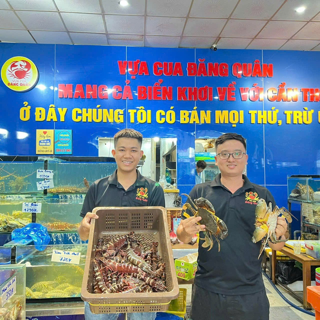 Đội ngũ sáng lập Vựa Cua Đăng Quân cầm tôm càng, cua tươi tại cửa hàng — Mang cả biển khơi về với Cần Thơ